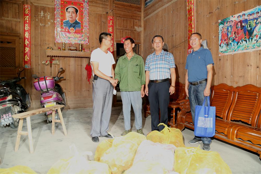 福建易順建筑工程有限公司“互動聯(lián)動、掛鉤幫扶”招沙甲村貧困戶捐贈儀式