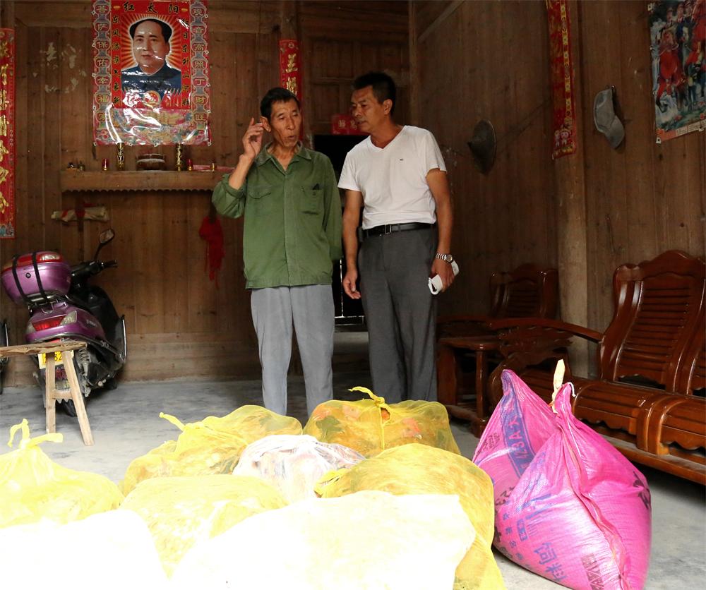 福建易順建筑工程有限公司“互動聯(lián)動、掛鉤幫扶”招沙甲村貧困戶捐贈儀式
