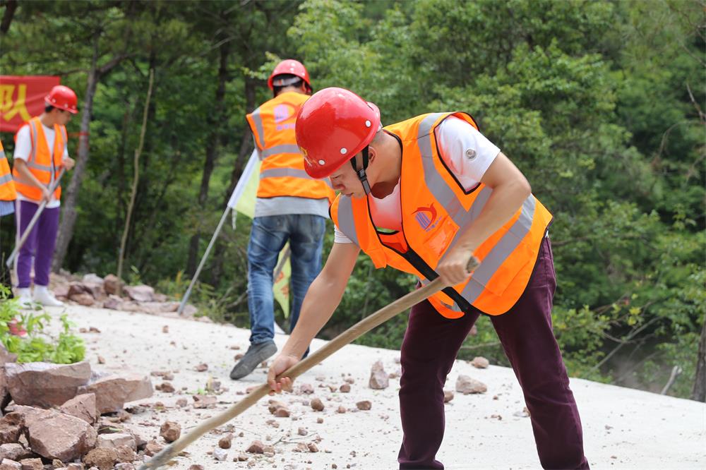 福建易順建筑工程有限公司前往錢(qián)園橋大隊(duì)塹上村搶險(xiǎn)救災(zāi)